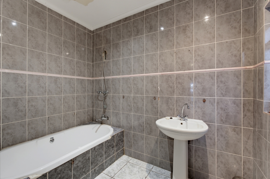 3 Bedroom Property for Sale in Zonnebloem Western Cape